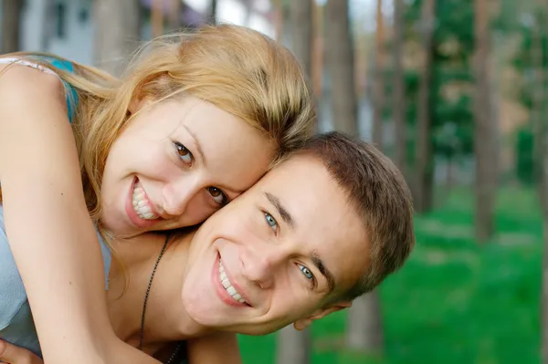 Gelukkige tiener paar in het park — Stockfoto