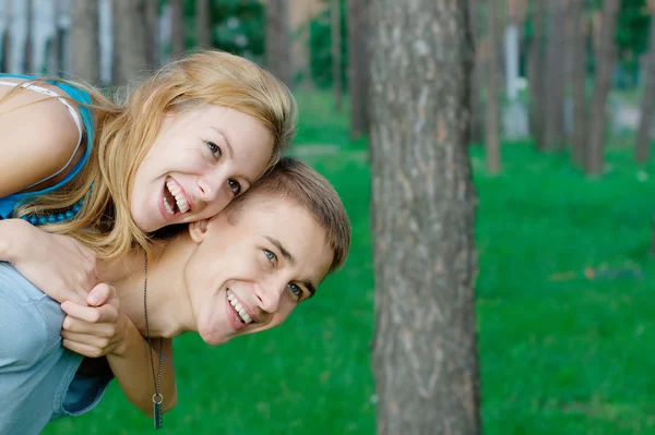 Lyckliga teenage paret på park Royaltyfria Stockfoton