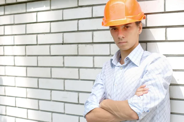 Worker near a white wall — Stock Photo, Image