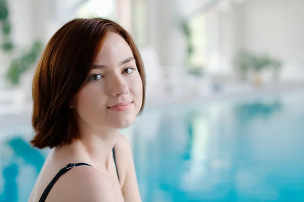 Улыбающаяся девушка у бассейна — стоковое фото