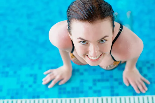 Улыбающаяся девушка у бассейна — стоковое фото
