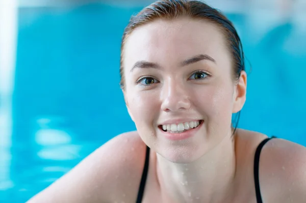 スイミング プールで笑顔の女の子 — ストック写真