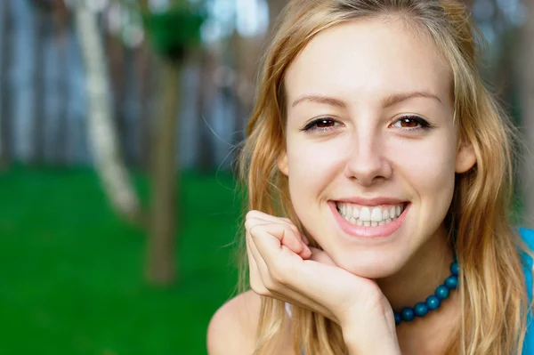 Usměvavá mladá dívka v parku — Stock fotografie