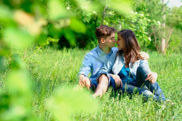 Lykkelig ungt par i parken – stockfoto
