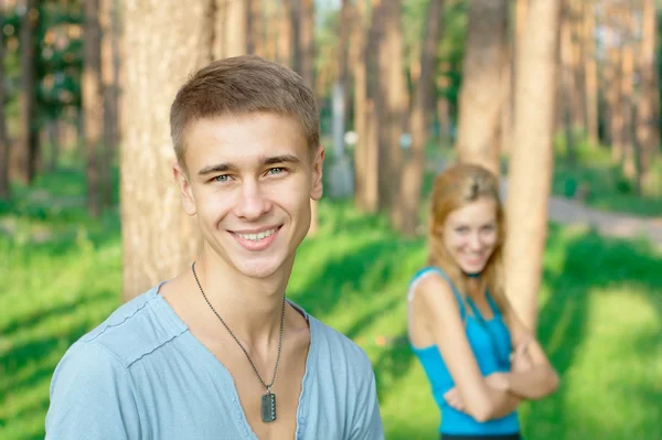 Gülümseyen genç erkek ve bir kız, arka — Stok fotoğraf