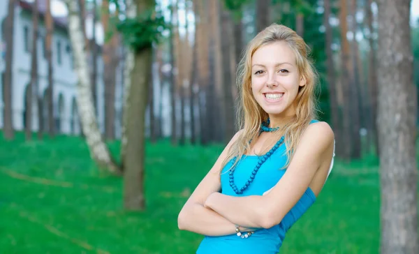 Usměvavá mladá dívka v parku — Stock fotografie