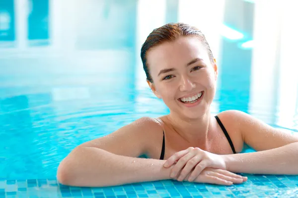 Chica sonriente en la piscina Imagen De Stock