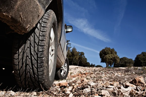 stock image SUV on the rocks