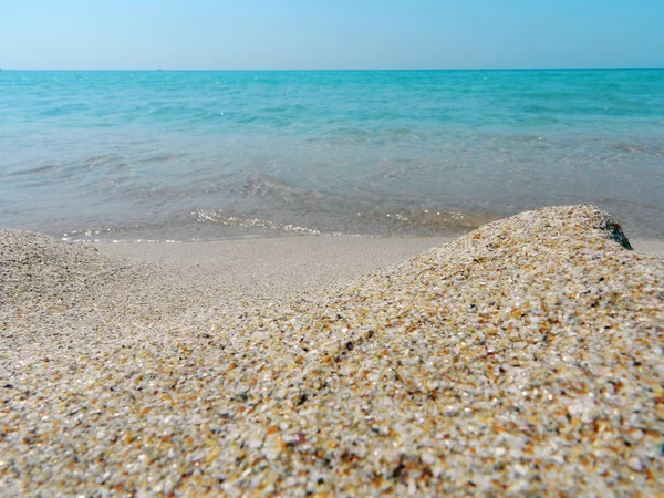 Deniz kıyısı, sığ turkuaz suda kum plaj — Stok fotoğraf
