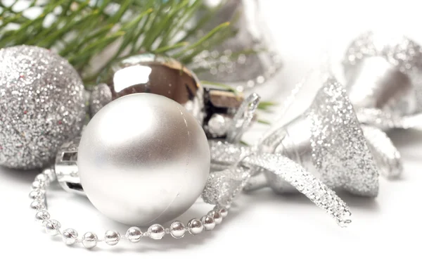 Белые шары и серебряный колокол — стоковое фото