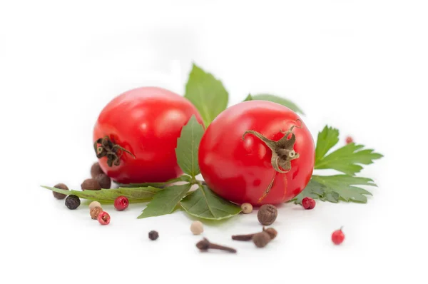 赤いトマトとバジルの唐辛子 — ストック写真