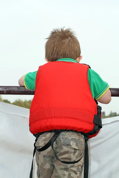 Chłopiec na łodzi — Zdjęcie stockowe