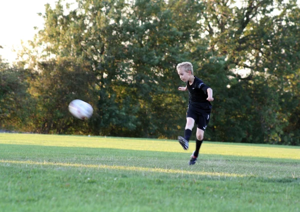 Chłopiec gry w piłkę nożną — Zdjęcie stockowe