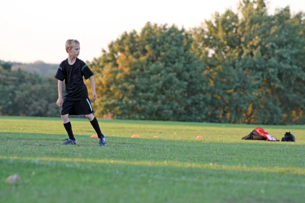 Rapaz a jogar futebol — Fotografia de Stock
