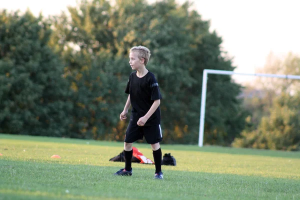 Çocuğun futbol oynama — Stok fotoğraf