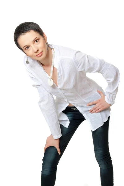 Dívka pózy v bílé barvě na bílém pozadí — Stock fotografie