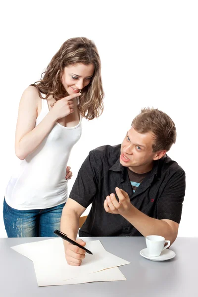 Um jovem e uma mulher discutindo — Fotografia de Stock