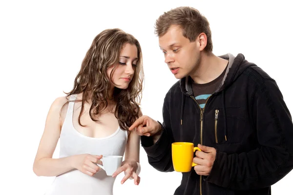 Młody człowiek i dziewczyna z napoje w kubkach — Zdjęcie stockowe