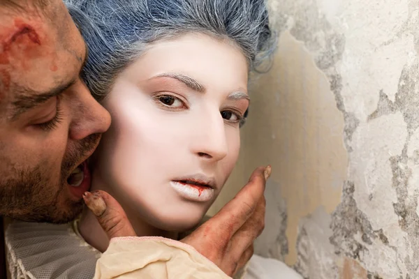 Вампір кусає шию жінки — стокове фото