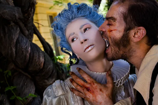 Männlicher Vampir-Zombie beißt Frau — Stockfoto