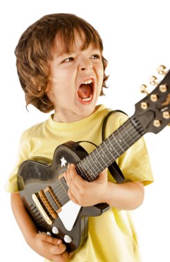Gitar çalan küçük çocuk