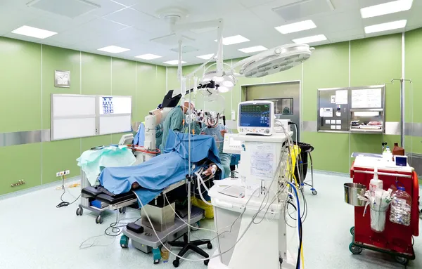 Cirurgia em centro cirúrgico — Fotografia de Stock