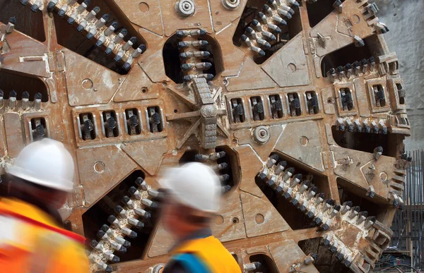Trabajadores de la construcción enorme máquina túnel — Foto de Stock