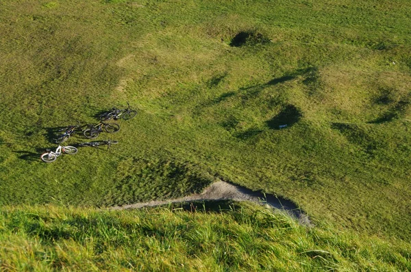 Bisikletleri ile çim sahası — Stok fotoğraf