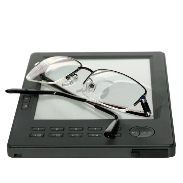 Óculos no e-book — Fotografia de Stock