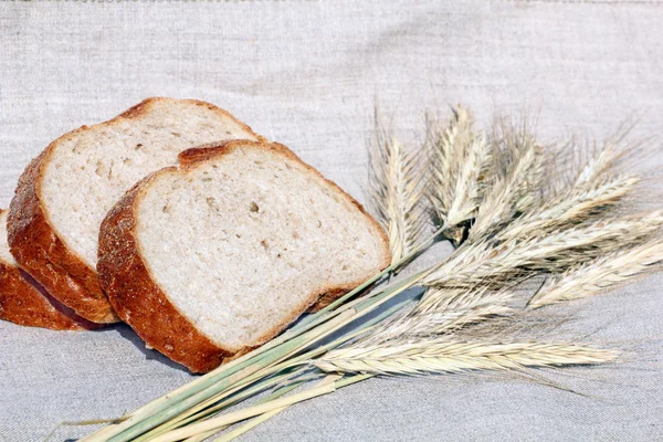 Кусочки хлеба с колосьями — стоковое фото