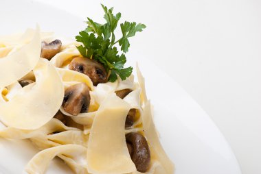 champignon ve peynir soslu tagliatelle