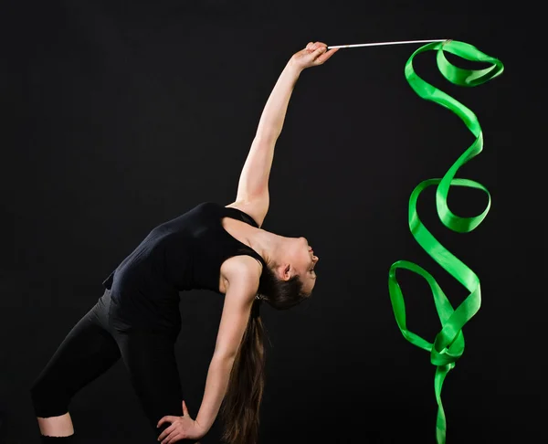 Krásné sportovní gymnastka se zelenou stuhou — Stock fotografie