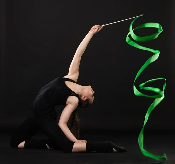 Mooie gymnast met groene lint — Stockfoto