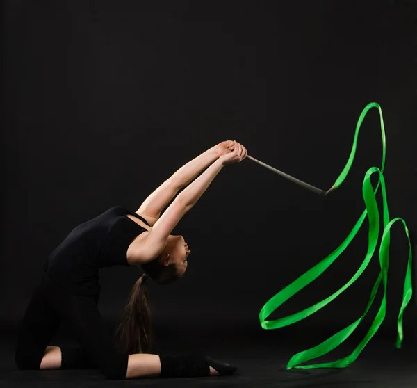 Красивая гимнастка с зеленой лентой — стоковое фото