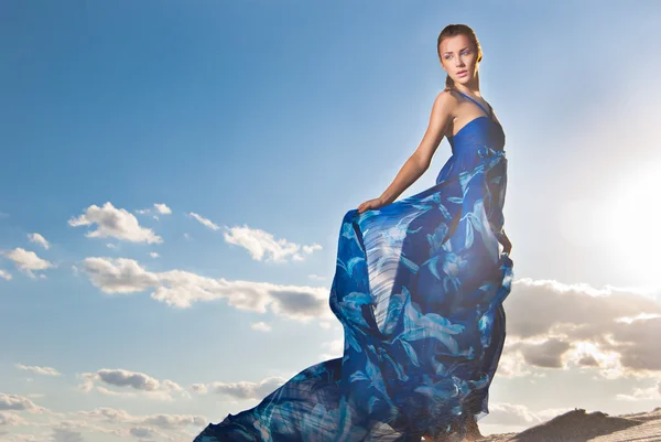 A sivatagban a kék ruhás nő szépségét — Stock Fotó