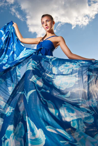 Красавица в синем платье на пустыне — стоковое фото