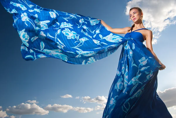 蓝色的裙子，在沙漠上的美丽女人 — 图库照片