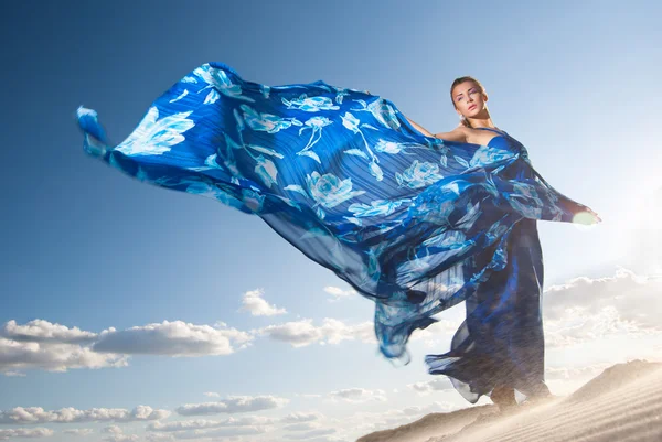 砂漠に青いドレスで美容女性 — ストック写真