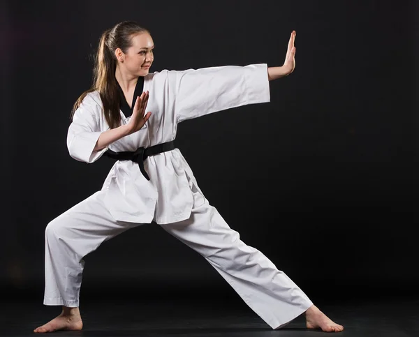 Flicka i kimono utövar karate kata — Stockfoto