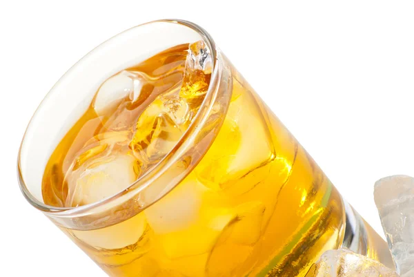 Whisky con cubetti di ghiaccio. Isolato su bianco — Foto Stock