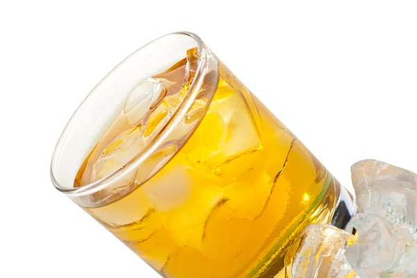 Whiskey z kostkami lodu. Odizolowane na biało — Zdjęcie stockowe