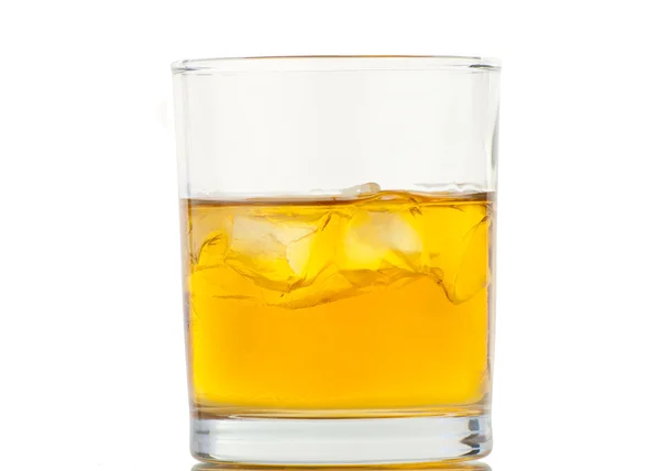 Whisky met ijsblokjes. geïsoleerd op wit — Stockfoto
