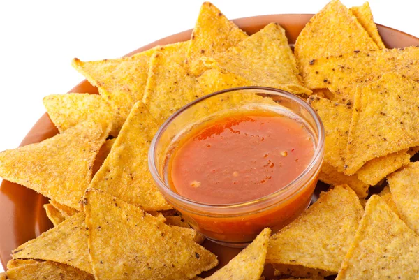 Plate med nylaget krydret nachos med salsa – stockfoto