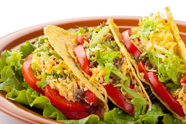 Tacos de res con ensalada y salsa de tomates — Foto de Stock