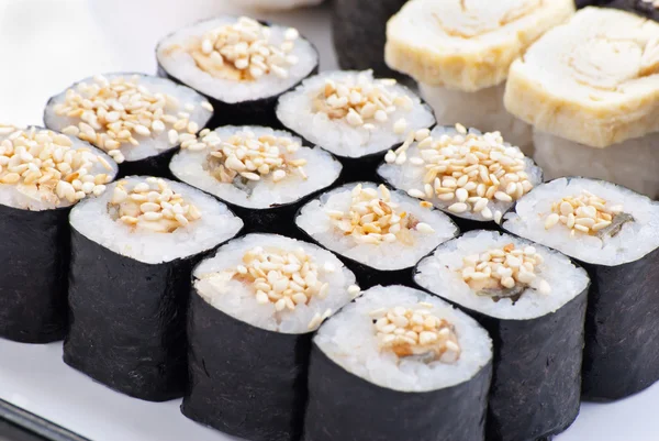 Gros plan sushi japonais sur une assiette blanche. Ensemble de sushi — Photo
