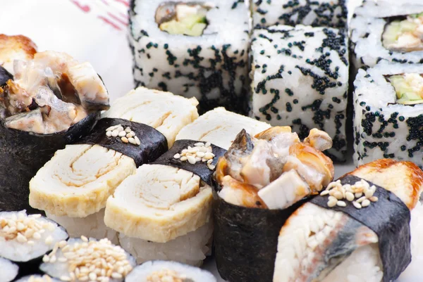 Närbild japansk sushi på en vit platta. sushi set — Stockfoto