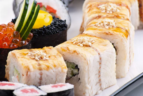 Японские суши крупным планом на белой тарелке. Набор суши — стоковое фото