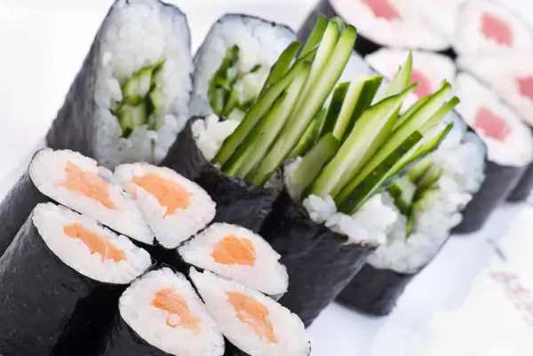 Японские суши крупным планом на белой тарелке. Набор суши — стоковое фото