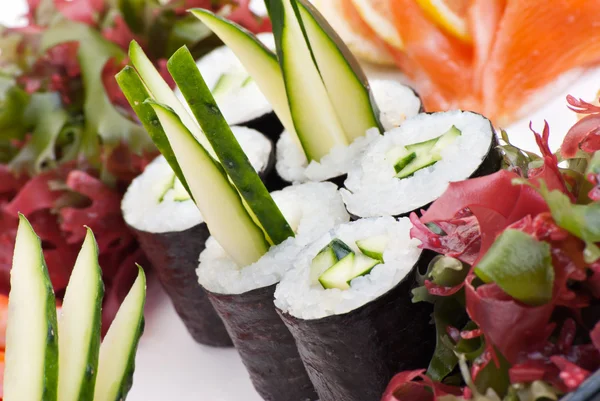 Closeup sushi japonês em uma chapa branca. Conjunto de sushi — Fotografia de Stock