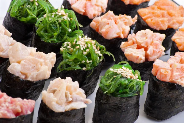 Zbliżenie japońskie sushi na białym talerzu. zestaw sushi — Zdjęcie stockowe